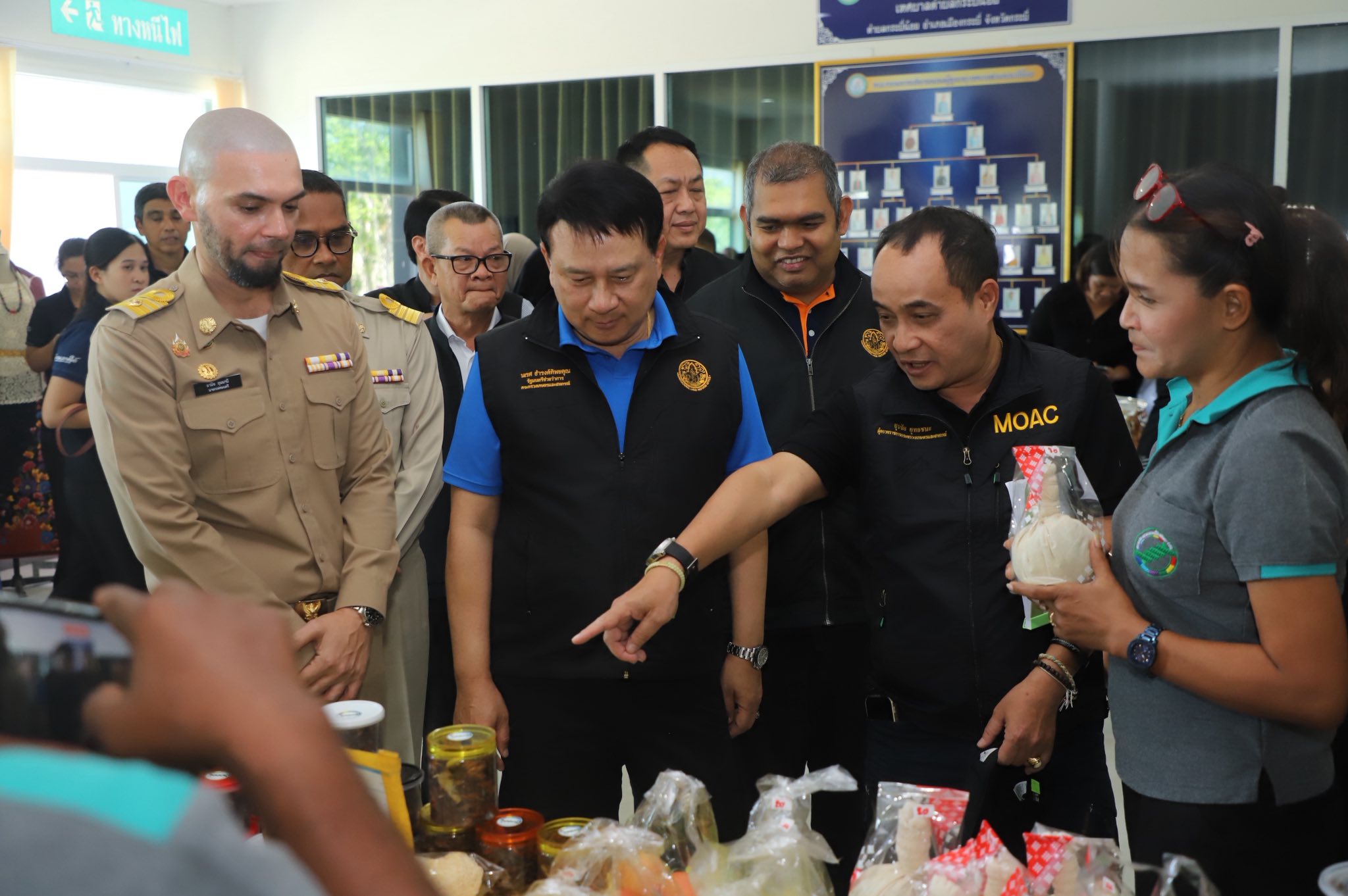 title - รมช.เกษตรฯ มอบโฉนดเพื่อการเกษตร โฉนดต้นไม้ ยกระดับที่ดินทำกินในกระบี่ หนุนเกษตรกรเข้าถึงแหล่งทุน